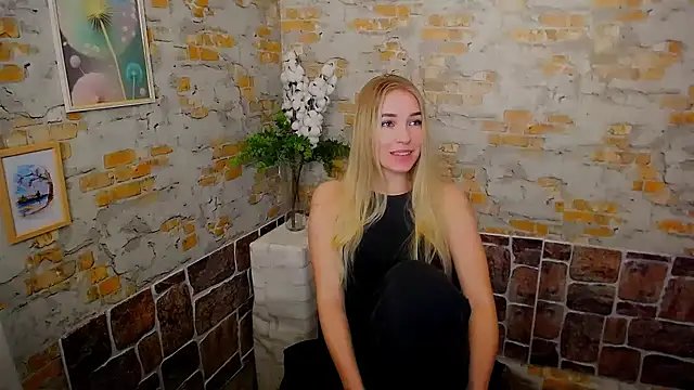 Snapshot of Queen_ofLove chatting on 02/13/25, 03:14 Queen ofLove online show from 02/13/25, 03:14