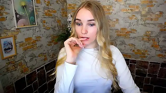 Snapshot of Queen_ofLove chatting on 02/18/25, 05:10 Queen ofLove online show from 02/18/25, 05:10