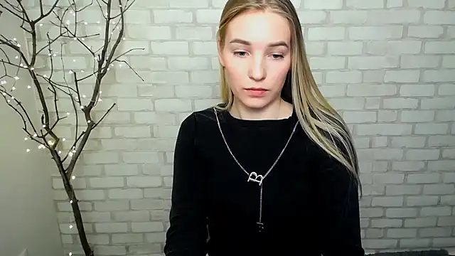 Snapshot of Queen_ofLove chatting on 03/12/25, 05:38 Queen ofLove online show from 03/12/25, 05:38