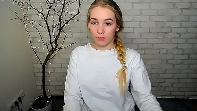 Snapshot of Queen_ofLove chatting on 03/19/25, 06:01 Queen ofLove online show from 03/19/25, 06:01