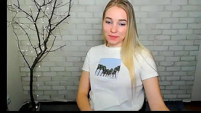 Snapshot of Queen_ofLove chatting on 03/21/25, 07:24 Queen ofLove online show from 03/21/25, 07:24