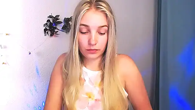 Snapshot of Queen_ofLove chatting on 05/15/26, 11:06 Queen ofLove online show from 05/15/26, 11:06
