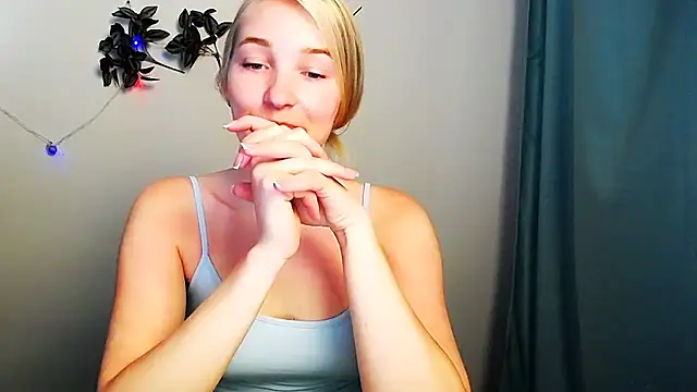 Snapshot of Queen_ofLove chatting on 05/16/26, 10:36 Queen ofLove online show from 05/16/26, 10:36