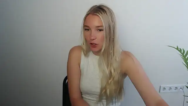 Snapshot of Queen_ofLove chatting on 06/08/26, 06:58 Queen ofLove online show from 06/08/26, 06:58