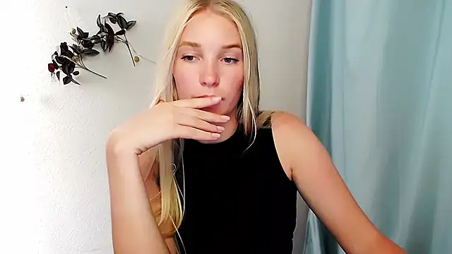Snapshot of Queen_ofLove chatting on 06/11/26, 02:26 Queen ofLove online show from 06/11/26, 02:26