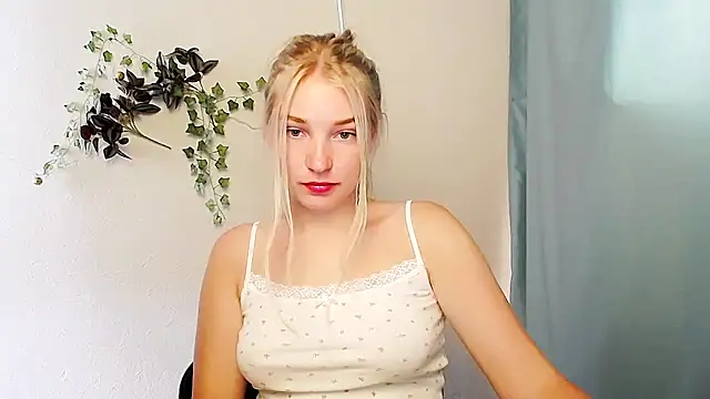 Snapshot of Queen_ofLove chatting on 06/14/26, 10:06 Queen ofLove online show from 06/14/26, 10:06
