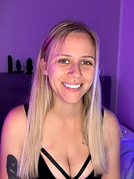 lunawolf21 online show from 09/23/25, 06:38