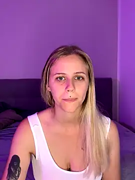 lunawolf21 online show from 10/13/25, 06:24