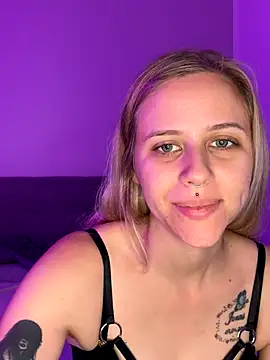 lunawolf21 online show from 10/16/25, 06:25