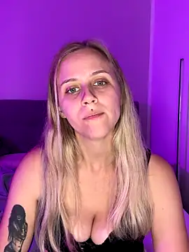 lunawolf21 online show from 10/17/25, 06:32