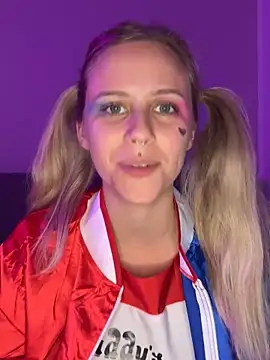 lunawolf21 online show from 10/18/25, 05:46