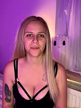 lunawolf21 online show from 10/25/25, 05:30