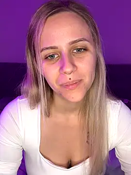 lunawolf21 online show from 11/21/25, 07:29