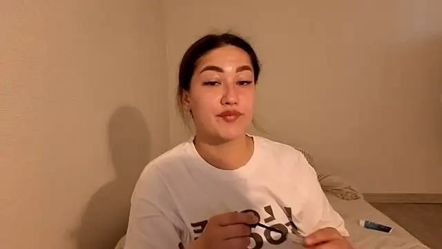 Snapshot of Aria_Blisss chatting on 05/28/26, 01:25 Aria Blisss online show from 05/28/26, 01:25