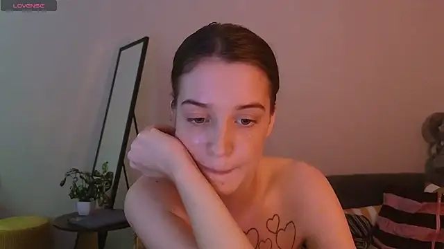 Snapshot of Sweet_Evva chatting on 06/03/26, 02:33 Sweet Evva online show from 06/03/26, 02:33