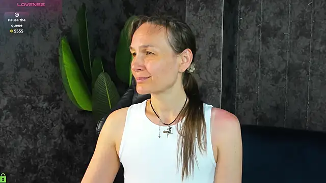 Snapshot of Lillian_White chatting on 06/13/26, 12:52 Lillian White online show from 06/13/26, 12:52