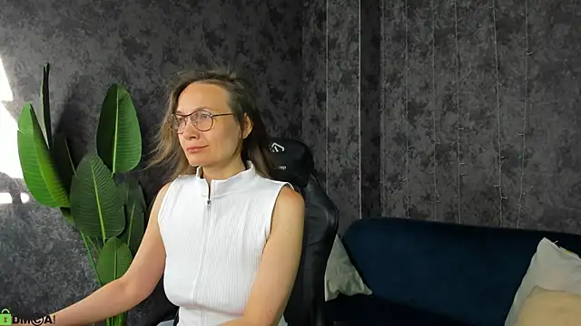 Snapshot of Lillian_White chatting on 06/23/26, 12:52 Lillian White online show from 06/23/26, 12:52