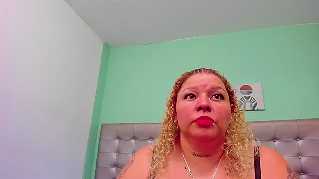 Snapshot of selena_castillo chatting on 02/13/25, 04:11 selena castillo online show from 02/13/25, 04:11