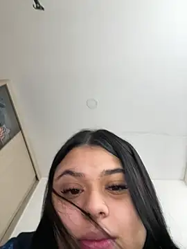 Snapshot of alissonfernandez_ chatting on 02/23/25, 01:42 alissonfernandez  online show from 02/23/25, 01:42