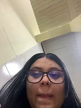 Snapshot of alissonfernandez_ chatting on 10/14/25, 10:27 alissonfernandez  online show from 10/14/25, 10:27