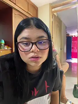 Snapshot of alissonfernandez_ chatting on 10/18/25, 04:30 alissonfernandez  online show from 10/18/25, 04:30