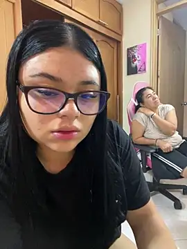 Snapshot of alissonfernandez_ chatting on 10/21/25, 03:35 alissonfernandez  online show from 10/21/25, 03:35