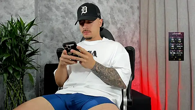 boyc022  online show from 12/21/25, 11:39