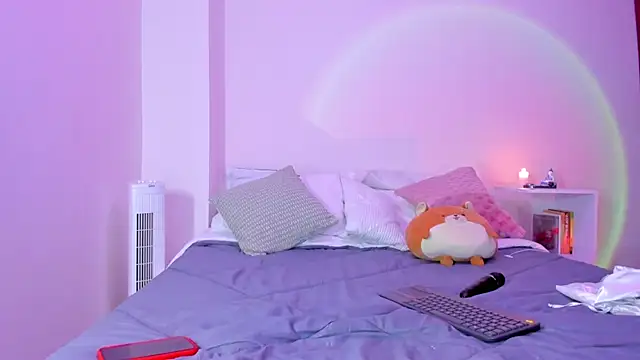 Snapshot of emillyhills chatting on 12/17/24, 06:02 emillyhills online show from 12/17/24, 06:02