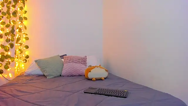 Snapshot of emillyhills chatting on 01/24/25, 11:45 emillyhills online show from 01/24/25, 11:45