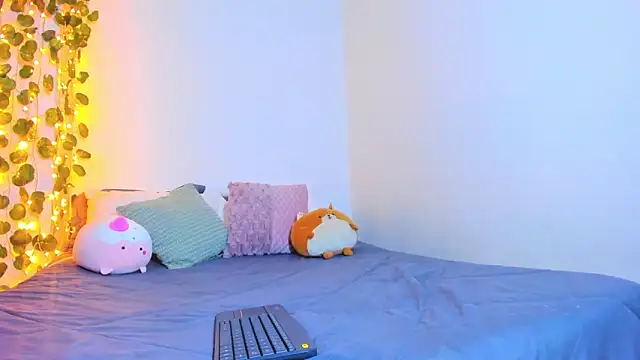 Snapshot of emillyhills chatting on 02/08/25, 08:09 emillyhills online show from 02/08/25, 08:09