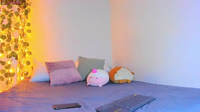 Snapshot of emillyhills chatting on 03/09/25, 07:45 emillyhills online show from 03/09/25, 07:45