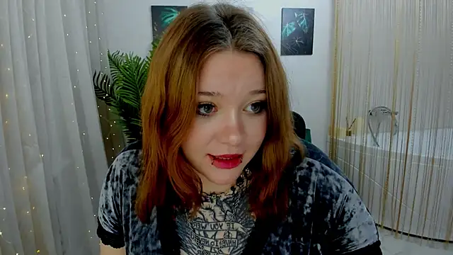 Snapshot of MoonLghte chatting on 02/01/25, 10:26 MoonLghte online show from 02/01/25, 10:26