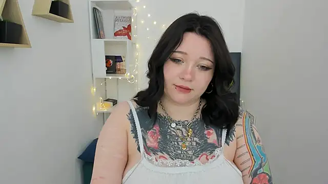 Snapshot of MoonLghte chatting on 02/23/25, 06:23 MoonLghte online show from 02/23/25, 06:23