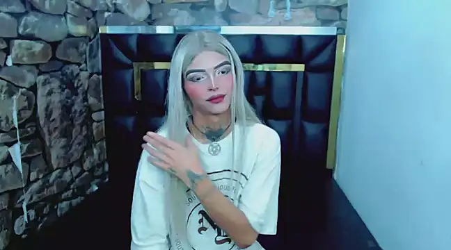 Snapshot of Luna_and_valery chatting on 01/04/25, 08:16 Luna and valery online show from 01/04/25, 08:16