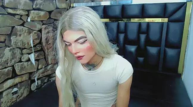 Snapshot of Luna_and_valery chatting on 01/25/25, 08:10 Luna and valery online show from 01/25/25, 08:10