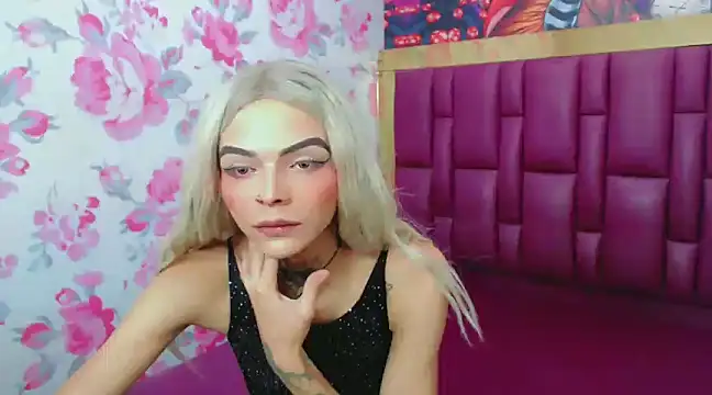 Snapshot of Luna_and_valery chatting on 01/29/25, 07:43 Luna and valery online show from 01/29/25, 07:43