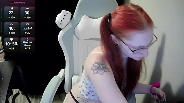 Snapshot of LilyFoxxx chatting on 12/16/24, 04:23 LilyFoxxx online show from 12/16/24, 04:23