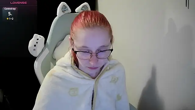 Snapshot of LilyFoxxx chatting on 12/21/24, 05:25 LilyFoxxx online show from 12/21/24, 05:25