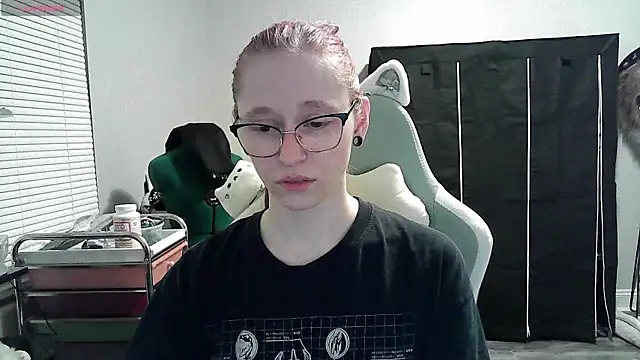 Snapshot of LilyFoxxx chatting on 01/06/25, 04:26 LilyFoxxx online show from 01/06/25, 04:26