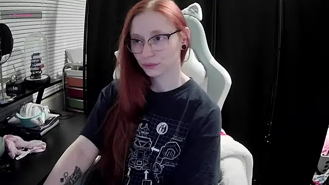 Snapshot of LilyFoxxx chatting on 02/15/25, 08:11 LilyFoxxx online show from 02/15/25, 08:11