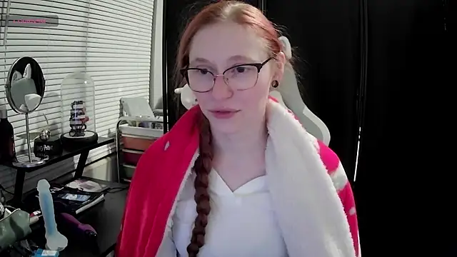 Snapshot of LilyFoxxx chatting on 02/19/25, 04:23 LilyFoxxx online show from 02/19/25, 04:23