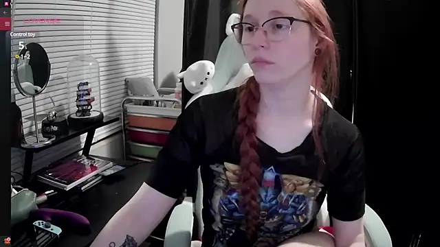 Snapshot of LilyFoxxx chatting on 02/26/25, 04:25 LilyFoxxx online show from 02/26/25, 04:25