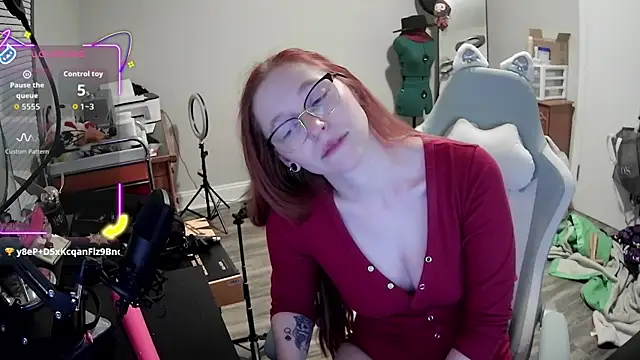 Snapshot of LilyFoxxx chatting on 09/15/25, 03:28 LilyFoxxx online show from 09/15/25, 03:28