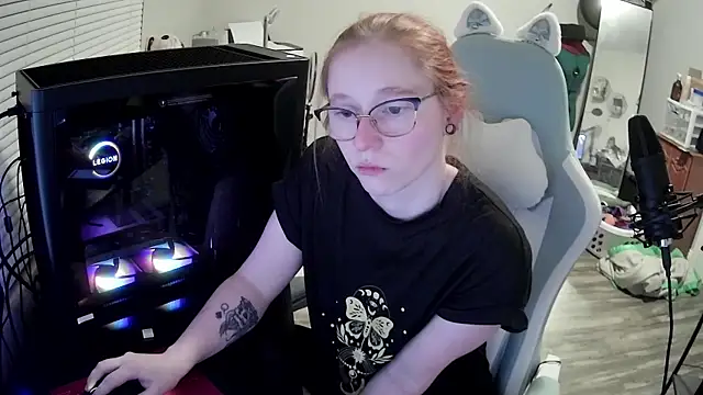 Snapshot of LilyFoxxx chatting on 10/13/25, 03:17 LilyFoxxx online show from 10/13/25, 03:17