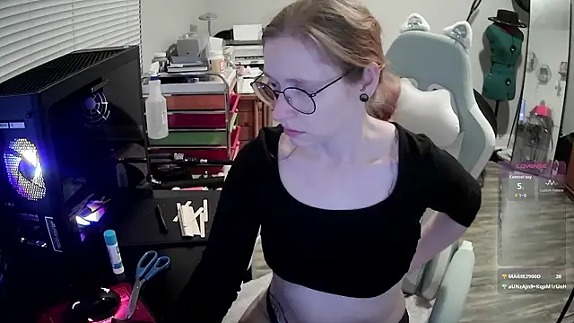 Snapshot of LilyFoxxx chatting on 03/06/26, 06:10 LilyFoxxx online show from 03/06/26, 06:10