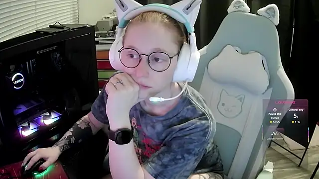 Snapshot of LilyFoxxx chatting on 06/12/26, 05:28 LilyFoxxx online show from 06/12/26, 05:28