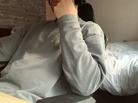 Snapshot of taallguyy_196 chatting on 03/20/25, 05:36 taallguyy 196 online show from 03/20/25, 05:36