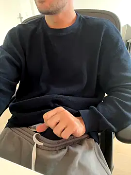 Snapshot of taallguyy_196 chatting on 10/16/25, 09:21 taallguyy 196 online show from 10/16/25, 09:21