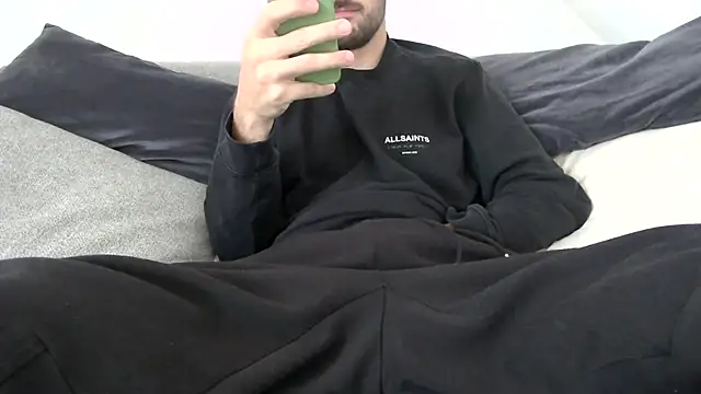 Snapshot of taallguyy_196 chatting on 10/26/25, 10:43 taallguyy 196 online show from 10/26/25, 10:43