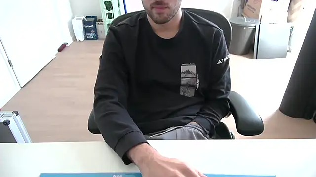 Snapshot of taallguyy_196 chatting on 11/13/25, 11:09 taallguyy 196 online show from 11/13/25, 11:09